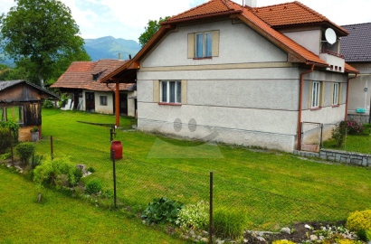 House with a garden in Turany